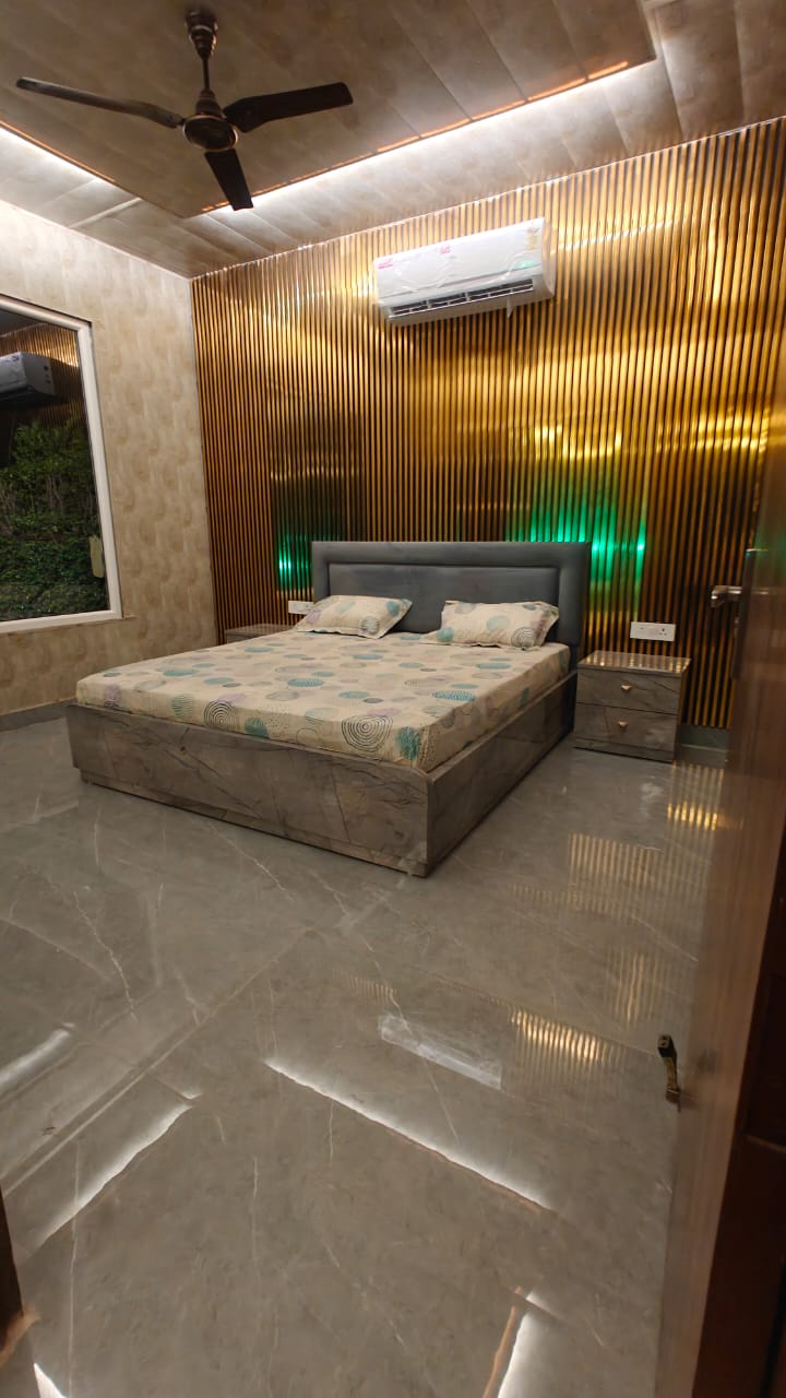 A bedroom with air conditioning and a ceiling fan